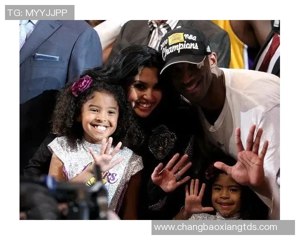 足球明星与妻子甜蜜合照展现幸福生活瞬间的精彩瞬间