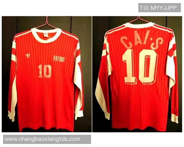 足球明星赛后更衣室球衣照片展示与背后故事揭秘 足球明星赛后更衣室球衣照片展示与背后故事揭秘